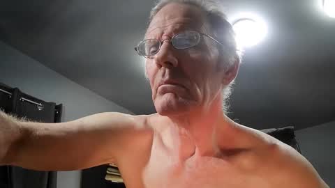 Snapshot of fantasyresort chatting on 12.27.24 fantasyresort online show from 12.27.24