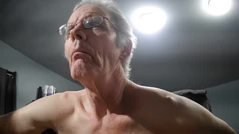 Snapshot of fantasyresort chatting on 12.31.24 fantasyresort online show from 12.31.24