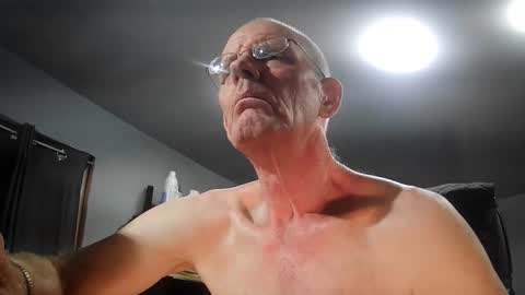 Snapshot of fantasyresort chatting on 09.15.25 fantasyresort online show from 09.15.25