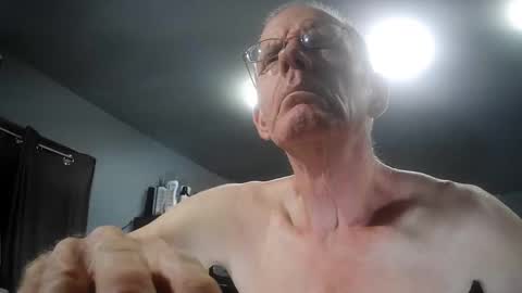 Snapshot of fantasyresort chatting on 10.13.25 fantasyresort online show from 10.13.25