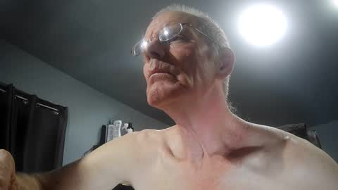 Snapshot of fantasyresort chatting on 10.19.25 fantasyresort online show from 10.19.25