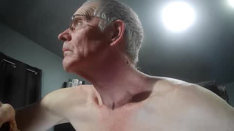 Snapshot of fantasyresort chatting on 10.29.25 fantasyresort online show from 10.29.25