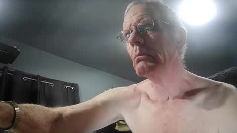 Snapshot of fantasyresort chatting on 12.15.25 fantasyresort online show from 12.15.25