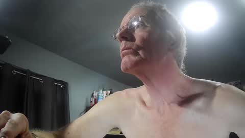 Snapshot of fantasyresort chatting on 12.17.25 fantasyresort online show from 12.17.25