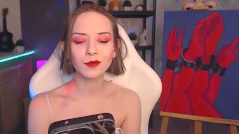 Snapshot of fascinating___eyes chatting on 12.22.25 Fascinating Eyes online show from 12.22.25