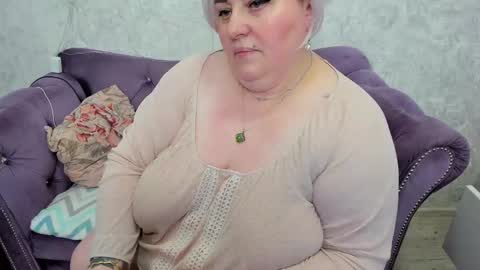 Snapshot of fashiona chatting on 01.21.25 fashiona online show from 01.21.25