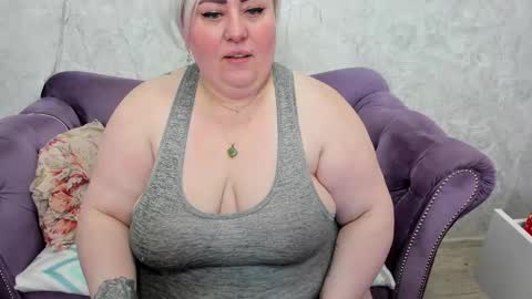 Snapshot of fashiona chatting on 02.01.25 fashiona online show from 02.01.25