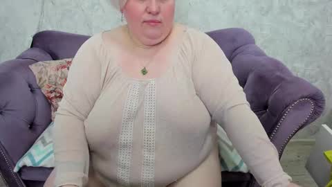 Snapshot of fashiona chatting on 02.04.25 fashiona online show from 02.04.25