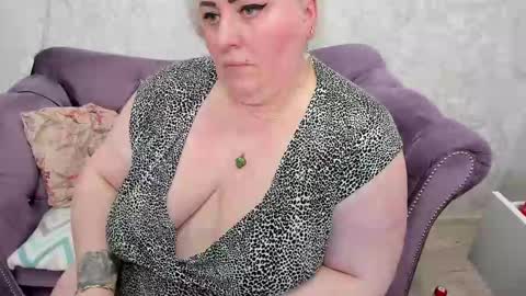 Snapshot of fashiona chatting on 02.06.25 fashiona online show from 02.06.25