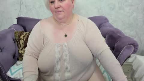 Snapshot of fashiona chatting on 03.01.25 fashiona online show from 03.01.25