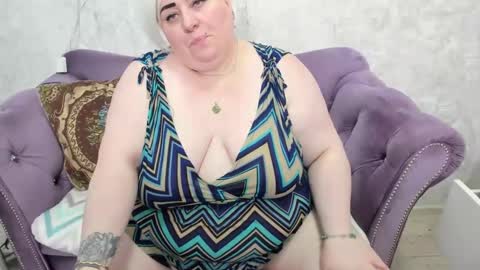 Snapshot of fashiona chatting on 03.01.25 fashiona online show from 03.01.25