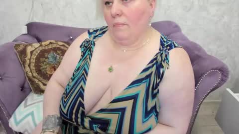 Snapshot of fashiona chatting on 03.02.25 fashiona online show from 03.02.25