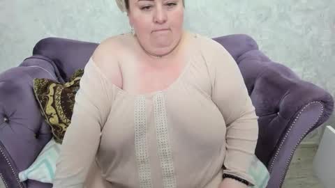 Snapshot of fashiona chatting on 09.21.25 fashiona online show from 09.21.25