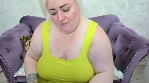 Snapshot of fashiona chatting on 09.22.25 fashiona online show from 09.22.25