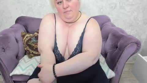 Snapshot of fashiona chatting on 09.24.25 fashiona online show from 09.24.25