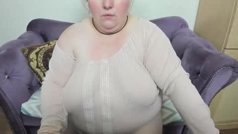 Snapshot of fashiona chatting on 10.05.25 fashiona online show from 10.05.25