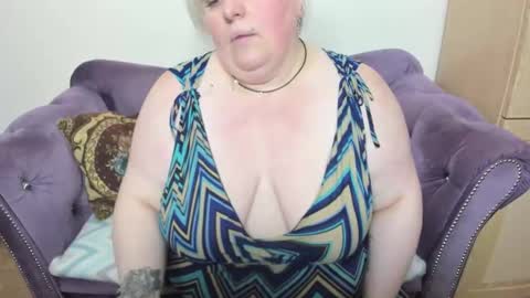 Snapshot of fashiona chatting on 10.08.25 fashiona online show from 10.08.25