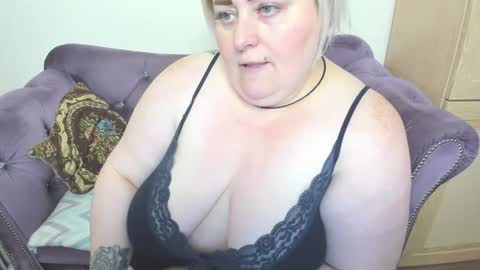 Snapshot of fashiona chatting on 10.11.25 fashiona online show from 10.11.25