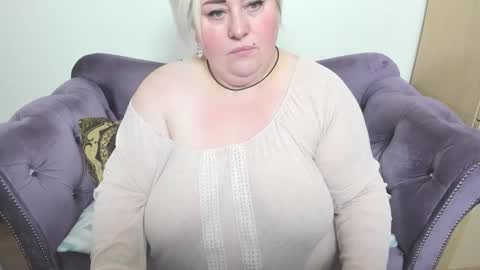 Snapshot of fashiona chatting on 10.28.25 fashiona online show from 10.28.25