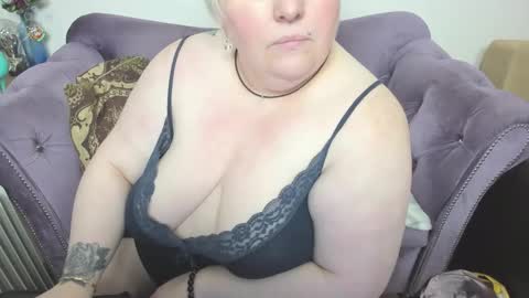 Snapshot of fashiona chatting on 12.04.25 fashiona online show from 12.04.25