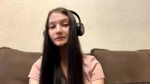 Snapshot of faustinabartosh chatting on 10.24.25 Aurora 18yo online show from 10.24.25