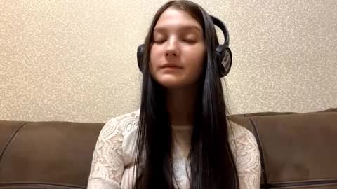 Snapshot of faustinabartosh chatting on 10.29.25 Aurora 18yo online show from 10.29.25