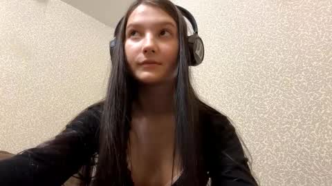 Snapshot of faustinabartosh chatting on 11.06.25 Aurora 18yo online show from 11.06.25