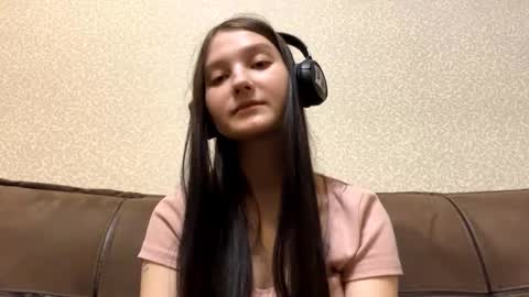 Snapshot of faustinabartosh chatting on 11.14.25 Aurora 18yo online show from 11.14.25