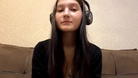Snapshot of faustinabartosh chatting on 11.20.25 Aurora 18yo online show from 11.20.25