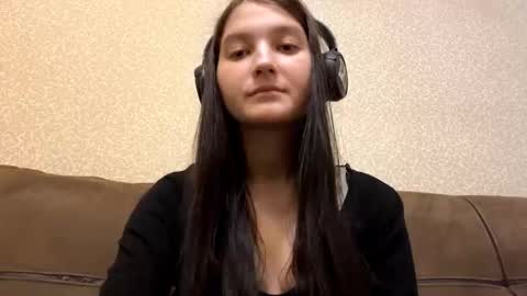 Snapshot of faustinabartosh chatting on 11.22.25 Aurora 18yo online show from 11.22.25