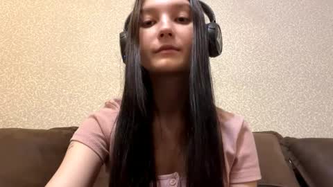 Snapshot of faustinabartosh chatting on 11.30.25 Aurora 18yo online show from 11.30.25