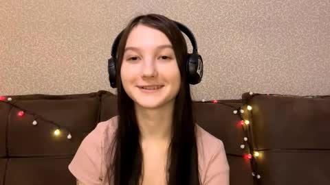 Snapshot of faustinabartosh chatting on 12.15.25 Aurora 18yo online show from 12.15.25