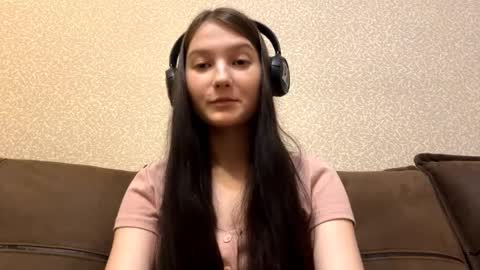 Aurora 18yo online show from 12.22.25