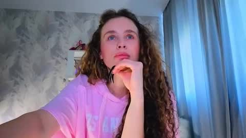 Snapshot of feet_heelss chatting on 10.17.25 Kris online show from 10.17.25