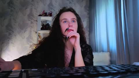 Snapshot of feet_heelss chatting on 10.21.25 Kris online show from 10.21.25