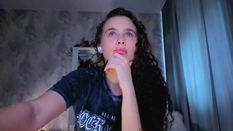 Snapshot of feet_heelss chatting on 10.27.25 Kris online show from 10.27.25