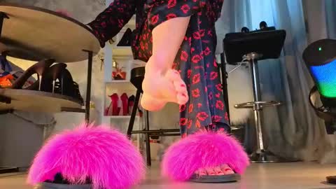 Snapshot of feet_heelss chatting on 11.10.25 Kris online show from 11.10.25