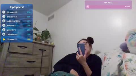 Snapshot of feetnymph chatting on 02.09.25 Soley online show from 02.09.25