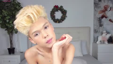 Snapshot of felix_rey chatting on 12.04.25 Felix online show from 12.04.25