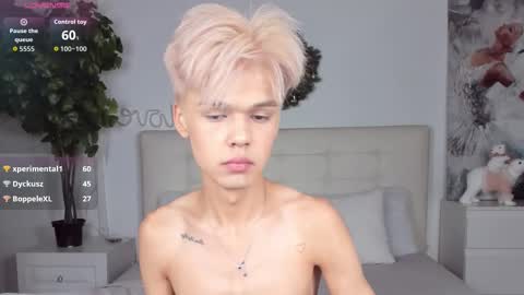 Snapshot of felix_rey chatting on 12.13.25 Felix online show from 12.13.25