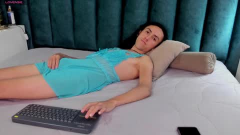 Snapshot of fenix_karoll chatting on 01.06.25 Karol online show from 01.06.25