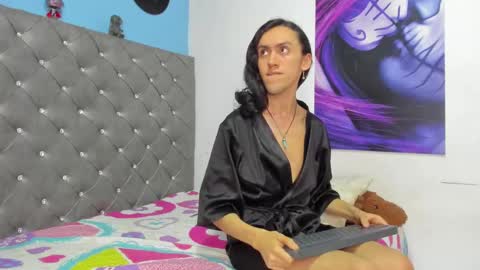 Snapshot of fenix_karoll chatting on 10.01.25 Karol online show from 10.01.25