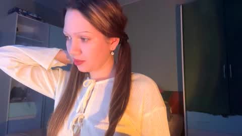 Snapshot of ferneprivatsky chatting on 10.22.25 Alice online show from 10.22.25
