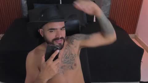 Snapshot of ferpaisa2024 chatting on 10.30.25 insta ferxx1210 Fercho online show from 10.30.25