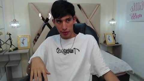 Snapshot of ferphoenix_ chatting on 02.19.25 FER PHOENIX online show from 02.19.25