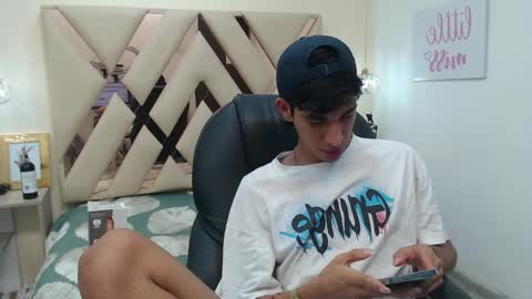 Snapshot of ferphoenix_ chatting on 02.27.25 FER PHOENIX online show from 02.27.25