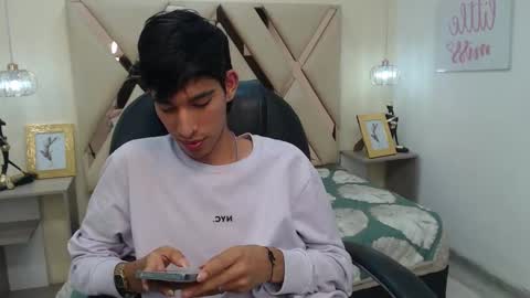 Snapshot of ferphoenix_ chatting on 02.28.25 FER PHOENIX online show from 02.28.25