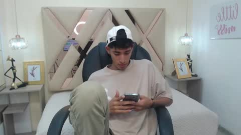 Snapshot of ferphoenix_ chatting on 03.06.25 FER PHOENIX online show from 03.06.25