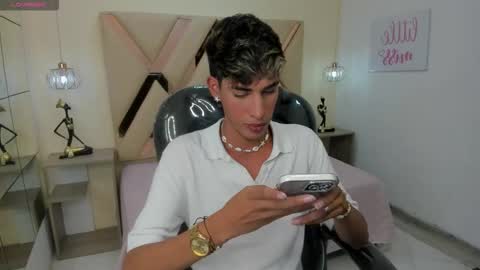 Snapshot of ferphoenix_ chatting on 10.05.25 FER PHOENIX online show from 10.05.25