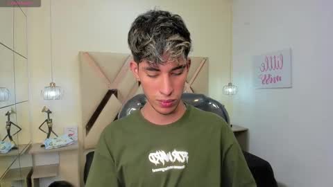 Snapshot of ferphoenix_ chatting on 10.11.25 FER PHOENIX online show from 10.11.25